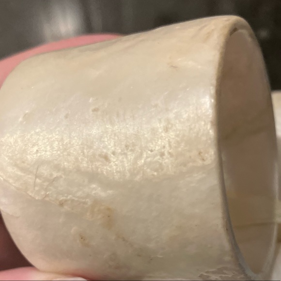 Saro Set of 8 ivory Capiz Napkin Rings. Can buy multiple sets of 8! - Picture 2 of 4